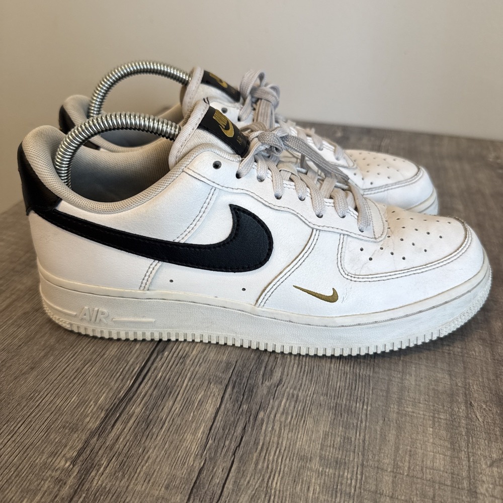 Nike Air Force 1 '07 Essential Shoes Womens Sz 9.5 White Black Gold CZ0270-102